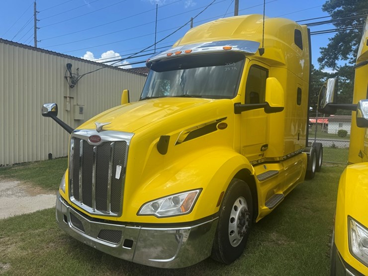 2023-peterbilt-579-image-1