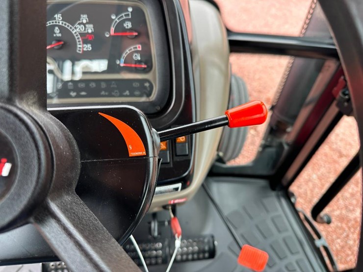 2015-case-ih-farmall-125a-image-47