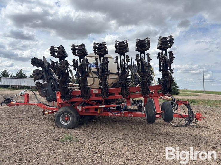 2014-kuhn-gladiator-1200-16r30-strip-till-machine-image-4