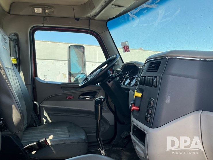 2018-peterbilt-579-image-19