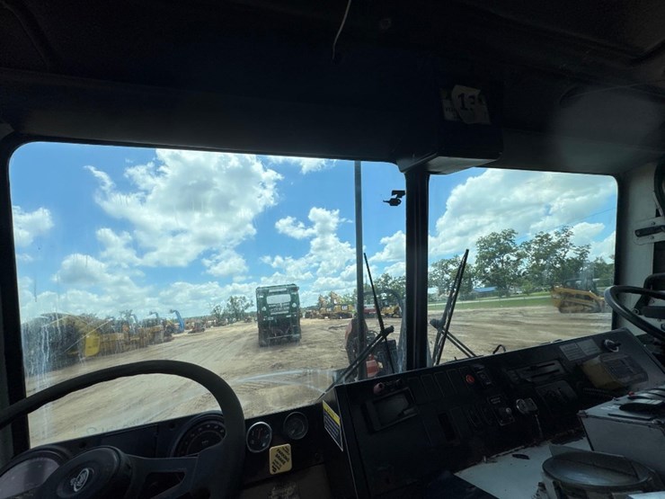 2013-mack-leu633-image-27
