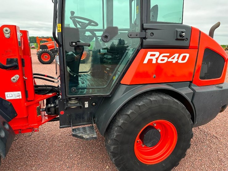 2021-kubota-r640-image-17