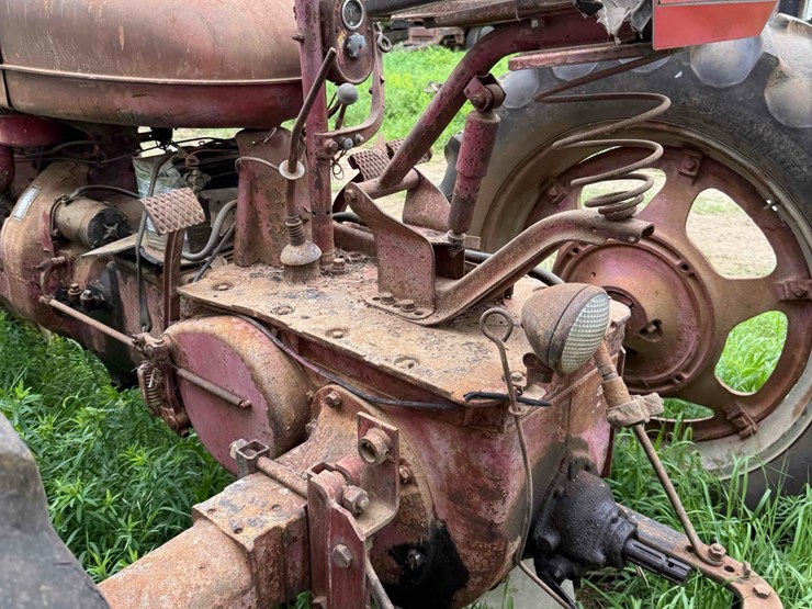 farmall-m-tractor-image-17