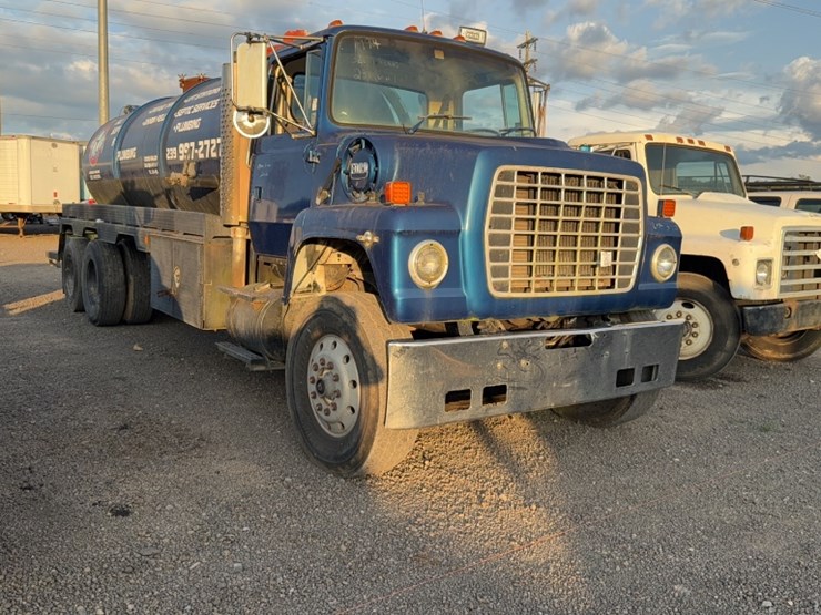 1994-ford-9000-image-3