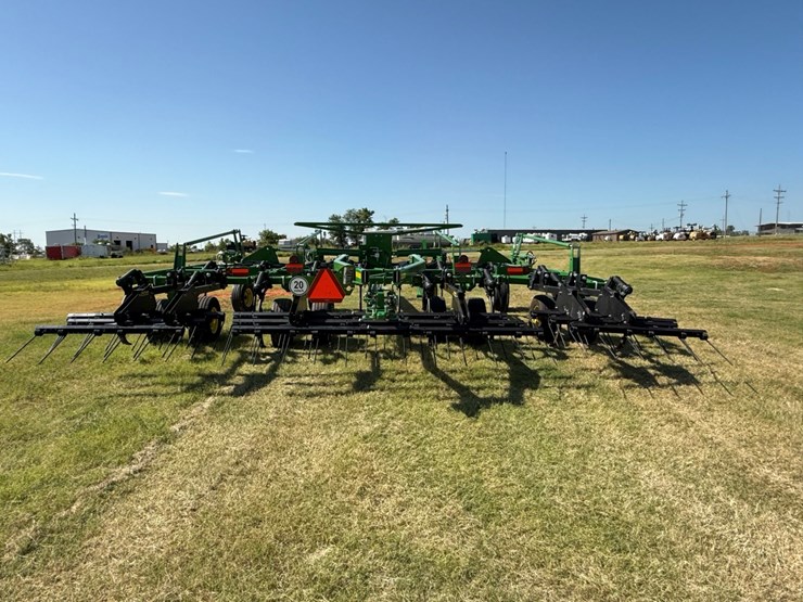 2022-john-deere-2430-image-17