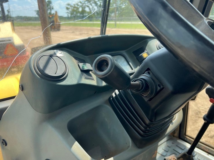 new-holland-lb75b-image-36