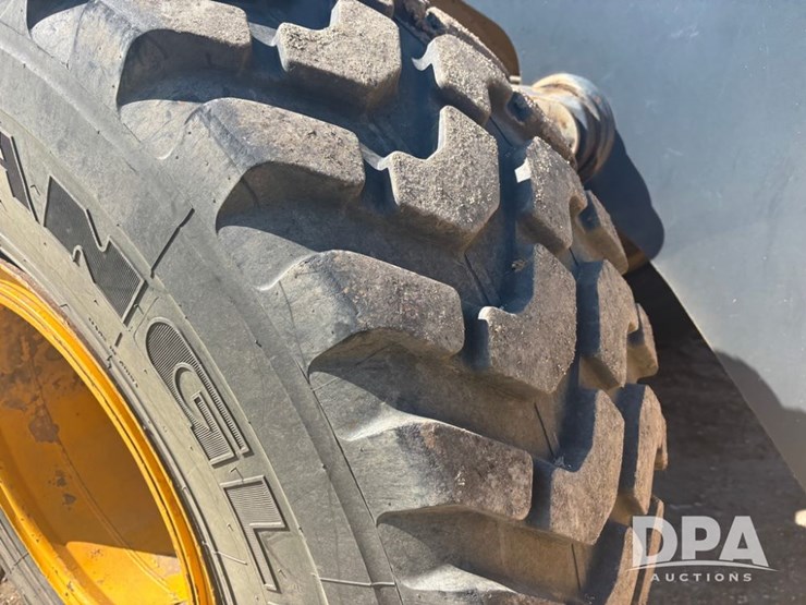 2015-deere-624k-image-53