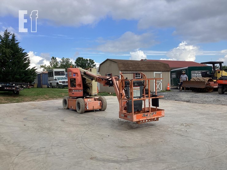2005-jlg-e300ajp-image-6