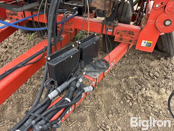2014-kuhn-gladiator-1200-16r30-strip-till-machine-image-14