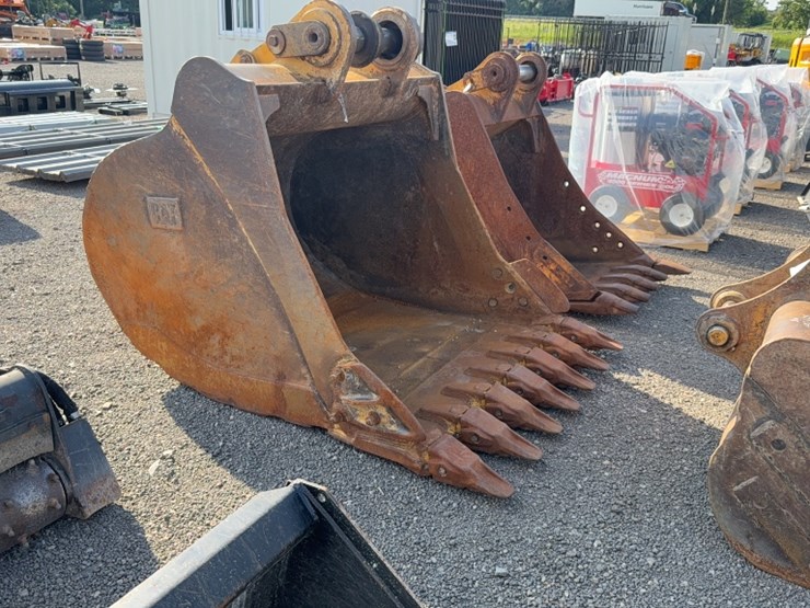 #2029-•-cat-60"-excavator-tooth-bucket-image-1