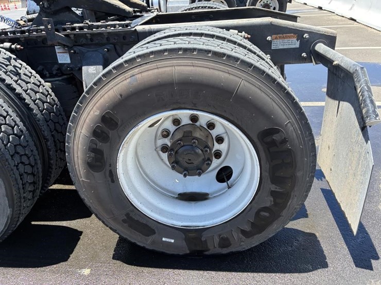 2016-freightliner-cascadia-truck-tractor-image-5
