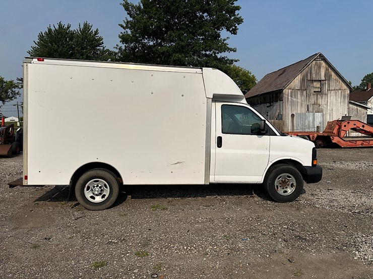 2015-chevrolet-express-box-van-image-4