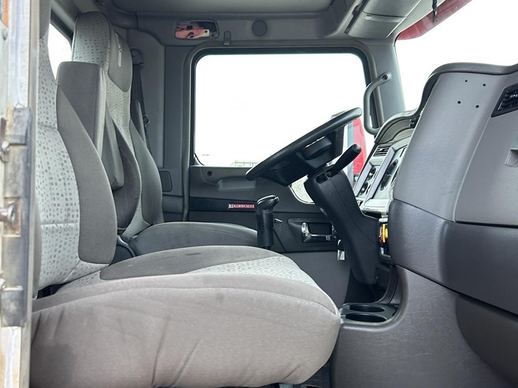2014-kenworth-t600-image-28