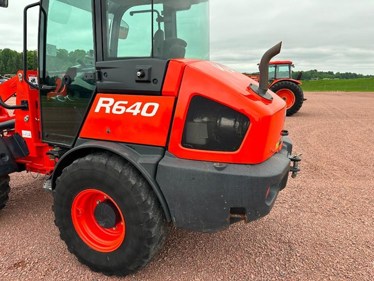 2021-kubota-r640-image-19