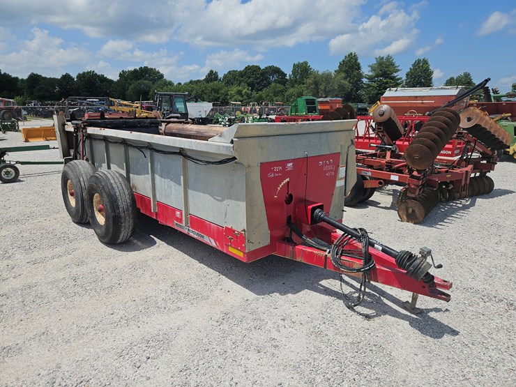 massey-ferguson-3743-image-1