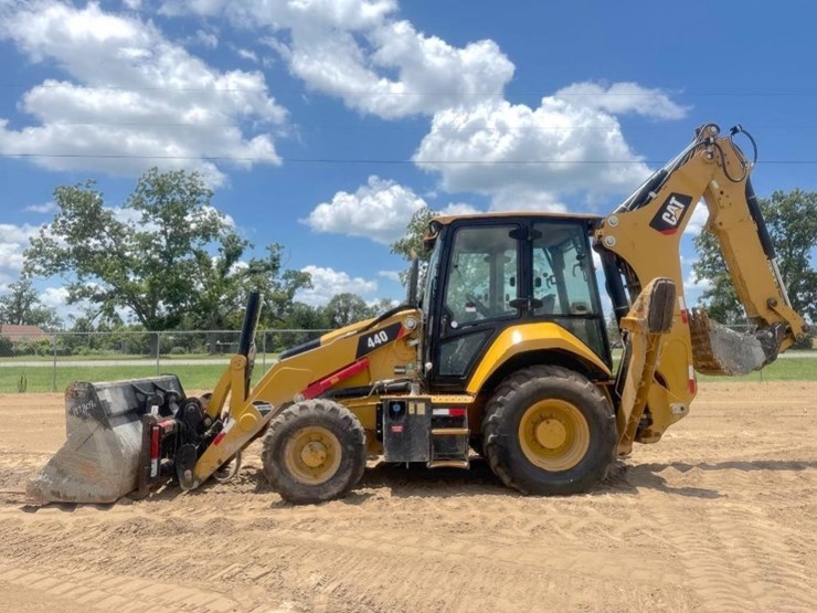 2019-caterpillar-440-image-1