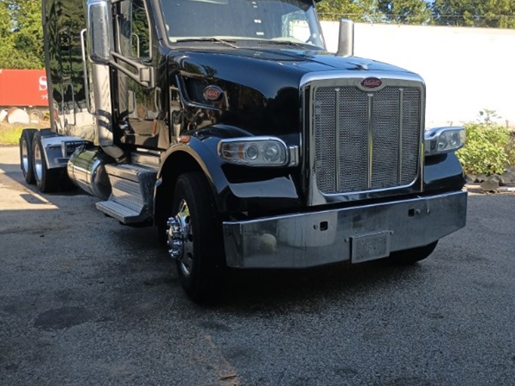 2020-peterbilt-567-image-1