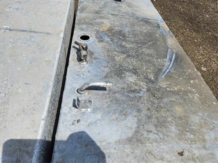 #2571-•-pallet-of-aluminum-fuel-tanks-image-8