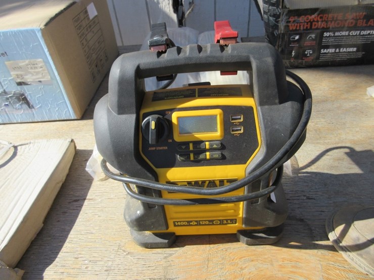 dewalt-1400-amp-portable-batter-jumpbox-image-1