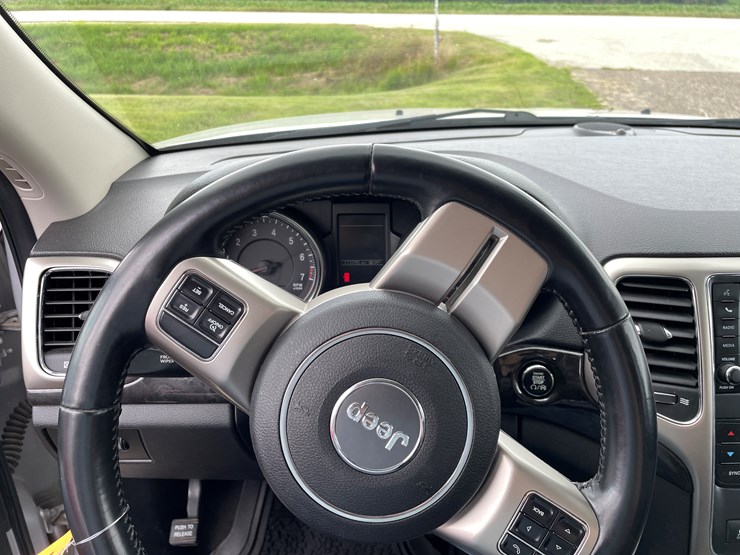 2011-jeep-grand-cherokee-laredo-image-17
