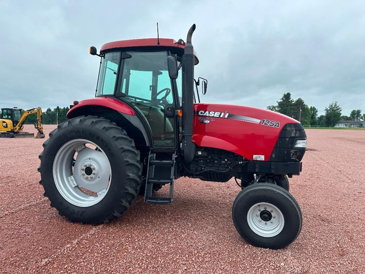 2015-case-ih-farmall-125a-image-1