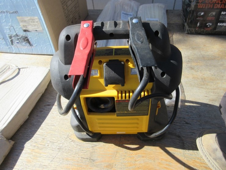 dewalt-1400-amp-portable-batter-jumpbox-image-2