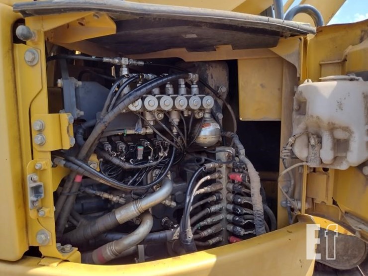 2011-komatsu-pc228us-lc-8-image-42