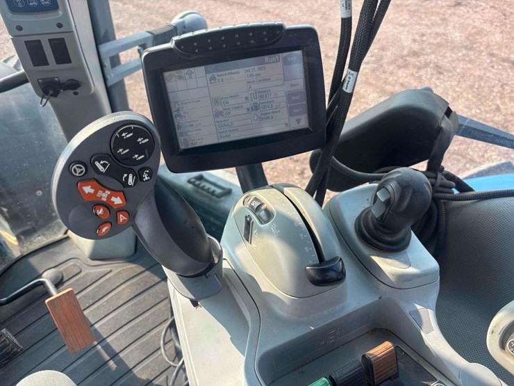 2012-new-holland-t8.360-image-42
