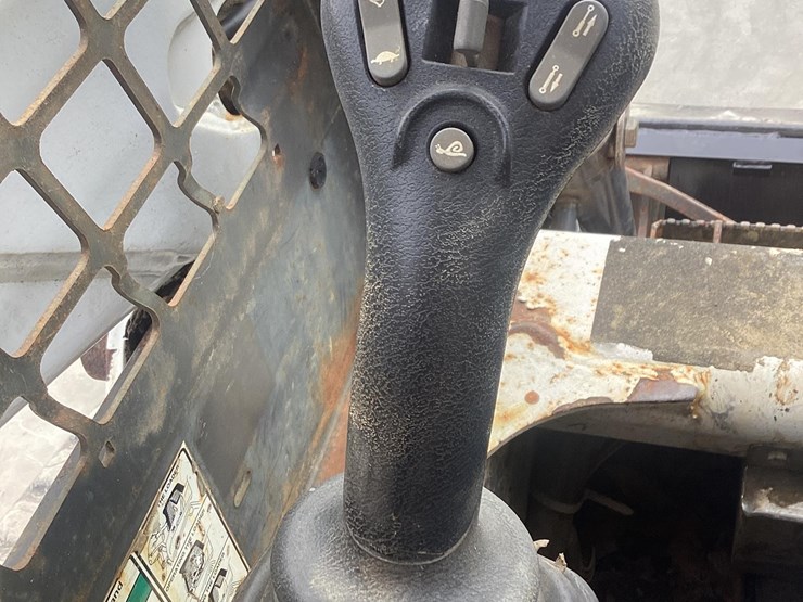 2004-bobcat-t300-image-19