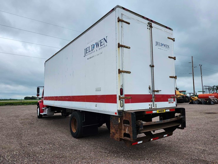2004-freightliner-m2-chassis-image-4