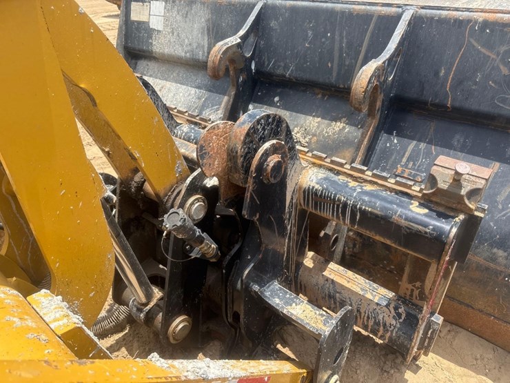 2019-caterpillar-440-image-24