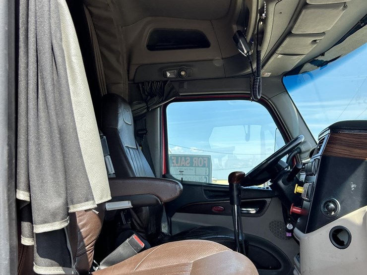 2020-peterbilt-567-image-35