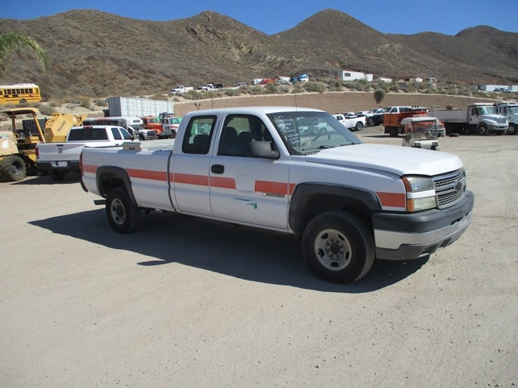 2005-chevrolet-2500hd-image-2