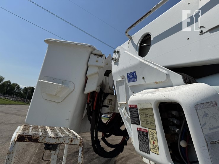 2005-freightliner-business-class-m2-106-image-30