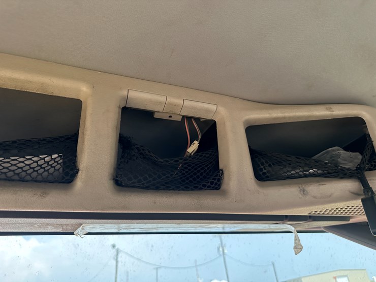 2013-volvo-10-image-58