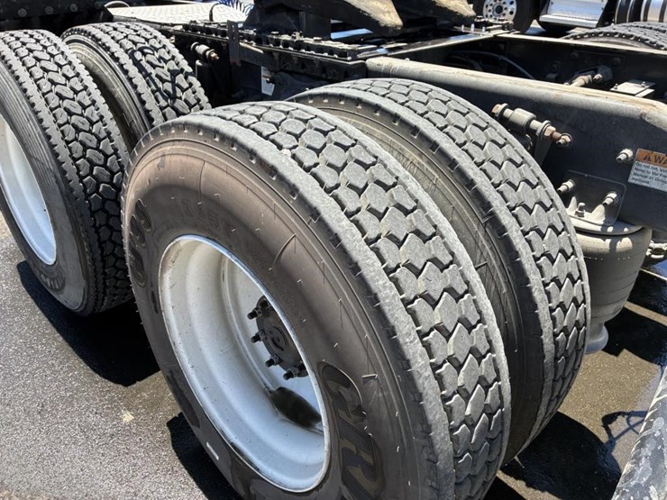 2016-freightliner-cascadia-truck-tractor-image-6