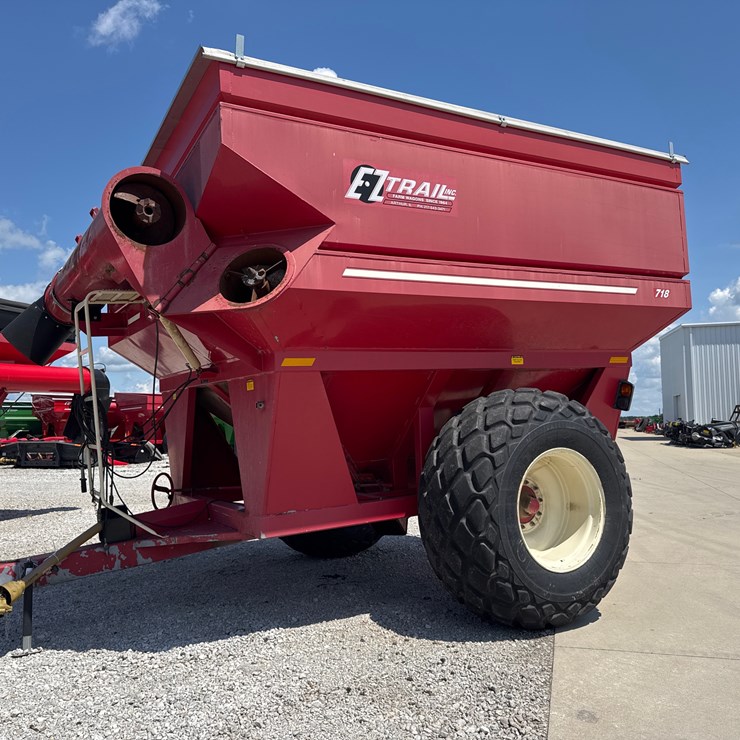 #1083 • EZ Trail 718 Grain Cart (Experimental)