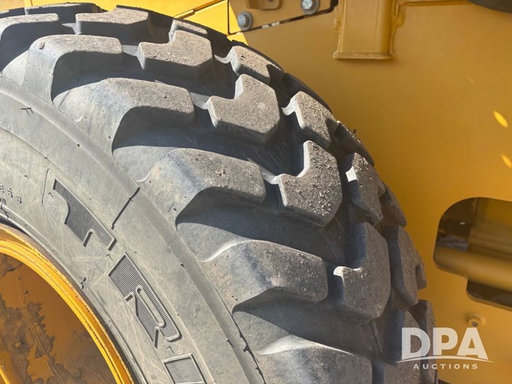 2015-deere-624k-image-51