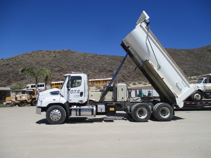 2014-freightliner-114sd-image-16