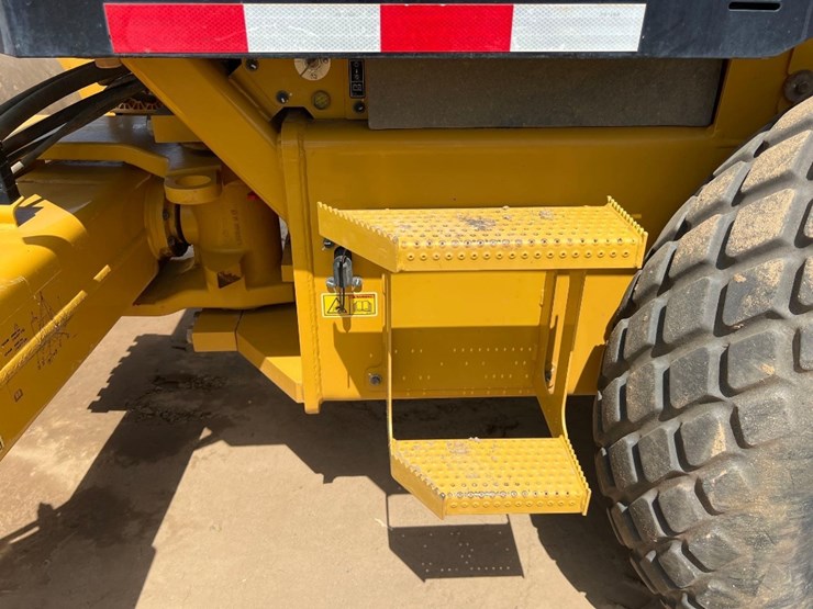 2022-caterpillar-cs44b-image-11