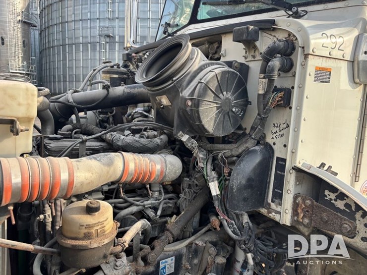 2013-peterbilt-337-image-37
