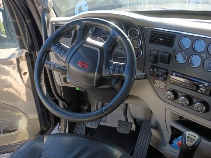 2020-peterbilt-567-image-14