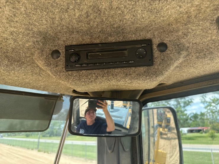 2017-deere-624k-image-18