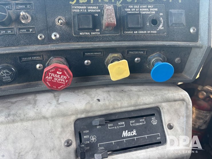 1995-mack-rd690s-image-70