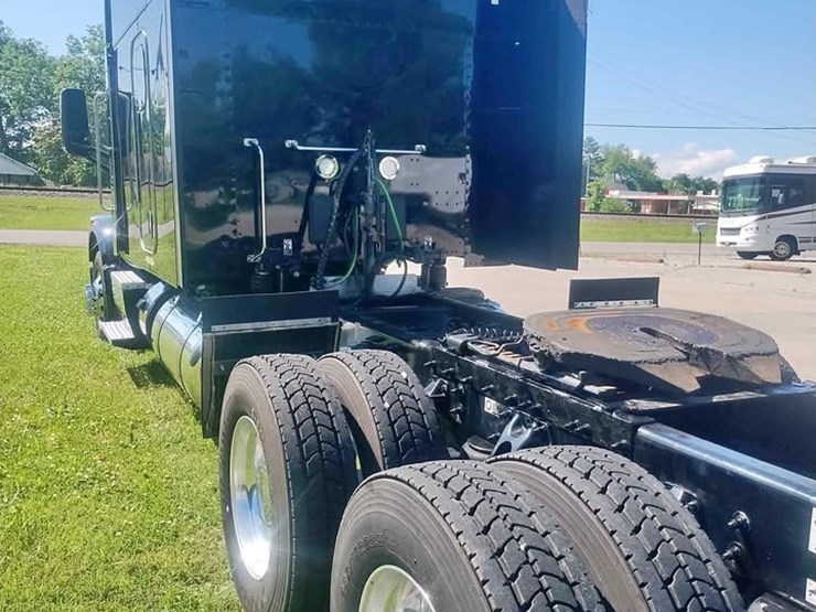2021-peterbilt-567-image-4