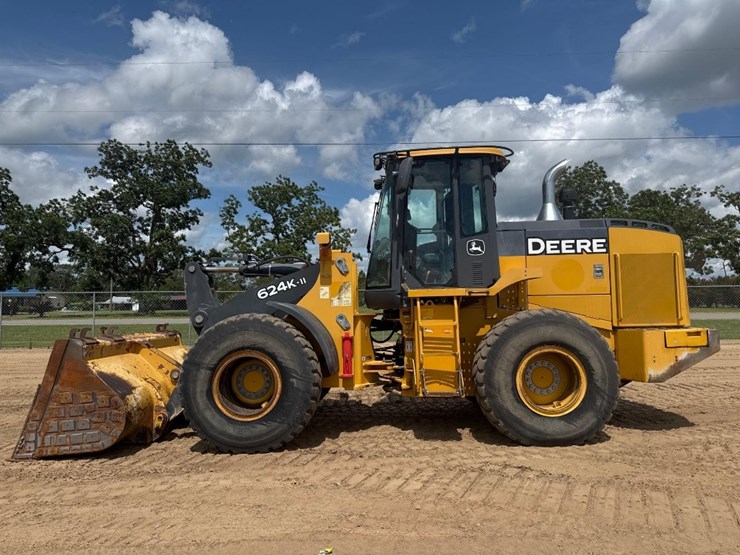 2017-deere-624k-image-1