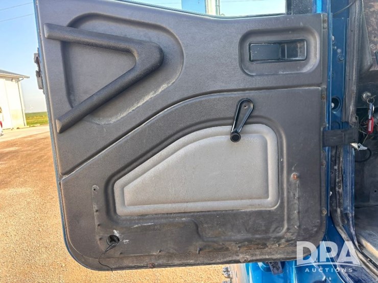 2002-ihc-9400i-day-cab-truck-(gp10940,-unit-109996)-image-74