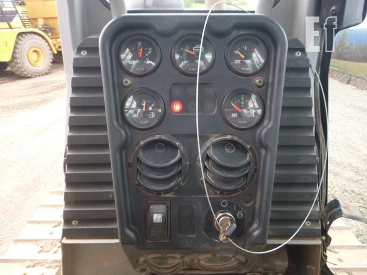 2005-caterpillar-d4g-xl-image-8