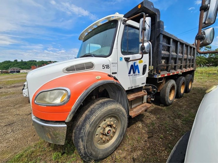 #2526-•-2007-freightliner-m2-tandem-axle-dump-truck-image-1