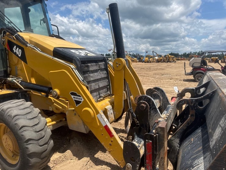 2019-caterpillar-440-image-22